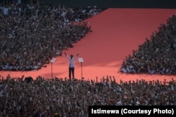 "Jokowi di tengah ratusan ribu pendukungnya yang memadati Gelora Bung Karno GBK Senayan Jakarta dalam "Konser Putih Bersatu," kampanye terakhir menjelang pemungutan suara (courtesy: Istimewa)