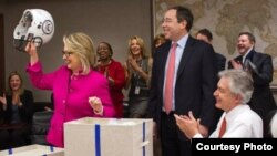 Menlu AS Hillary Clinton (baju merah) kembali memimpin rapat di kantor Deplu AS di Washington, Senin (7/1), setelah menjalani perawatan kesehatan selama sebulan.