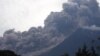 Erupsi Gunung Fuego terlihat dari kotamadya Alotengo, Sacatepequez, sekitar 65 km barat daya Kota Guatemala, 3 Juni 2018.
