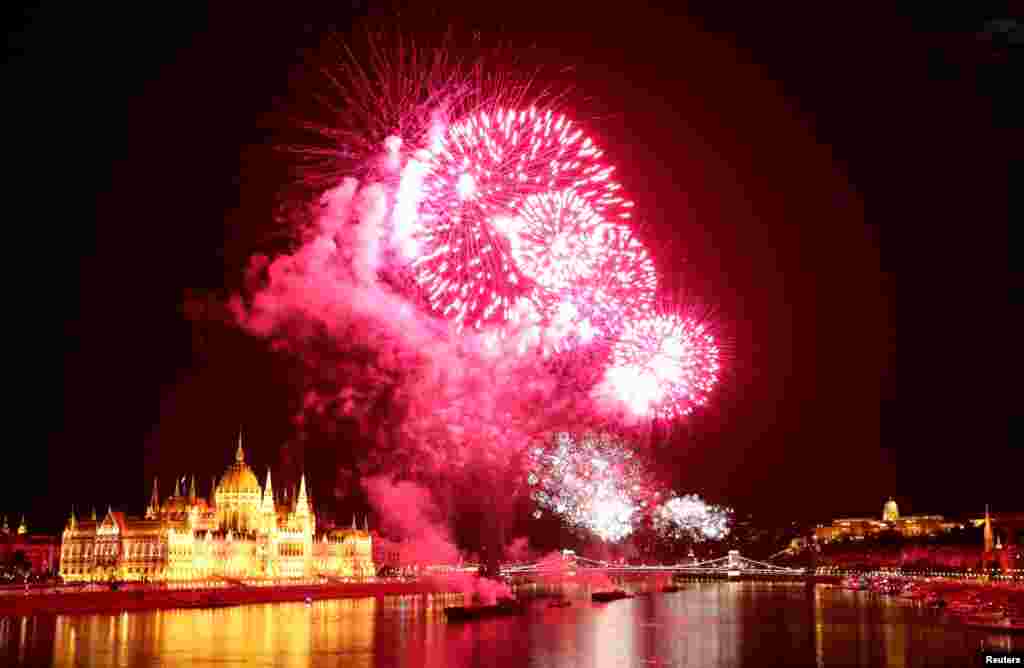 آتش بازی در آسمان رودخانه دانوب در بوداپست پایتخت مجارستان همراه با رقص های محلی و رژه روی پل&zwnj;های دانوب به مناسبت فرا رسیدن روز تولد سنت استفان.