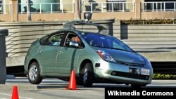 Toyota Prius yang dimodifikasi untuk menguji sistem kendali otomatis Google, yaitu sebuah sensor kamera yang dipasang di atas mobil (foto: dok).