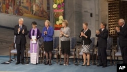 Lãnh tụ dân chủ Miến Ðiện Aung San Suu Kyi nhận sự hoan hô Ủy ban Nobel Na-uy ở Oslo, ngày 16 tháng 6, 2012.