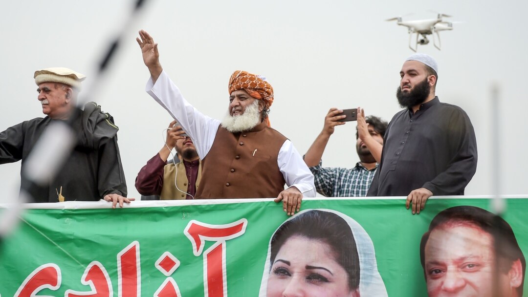 مولانا نے 27 اکتوبر کو اس مارچ کا آغاز کیا اور 31 اکتوبر کو رات گئے اسلام آباد پہنچے۔ (فائل فوٹو)