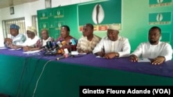 Conférence de presse de l'aile soutenue par le chef de l'État Yayi Boni, à Cotonou, le 1er mars 2020. (VOA/Ginette Fleure Adande)