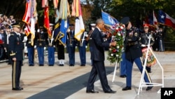 Seorang anak melambaikan bendera kepada Presiden AS Donald Trump dan Ibu Negara Melania Trump yang menghadiri upacara Hari Kemerdekaan AS "Salute to America", Kamis, 4 Juli 2019, di Lincoln Memorial, di Washington D.C.