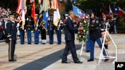 El presidente Barack Obama colocó una ofrenda floral en la Tumba del Soldado Desconocido en el Cementerio Nacional de Arlington, Virginia, el viernes, 11 de noviembre, de 2016, al conmemorarse el Día de los Veteranos.