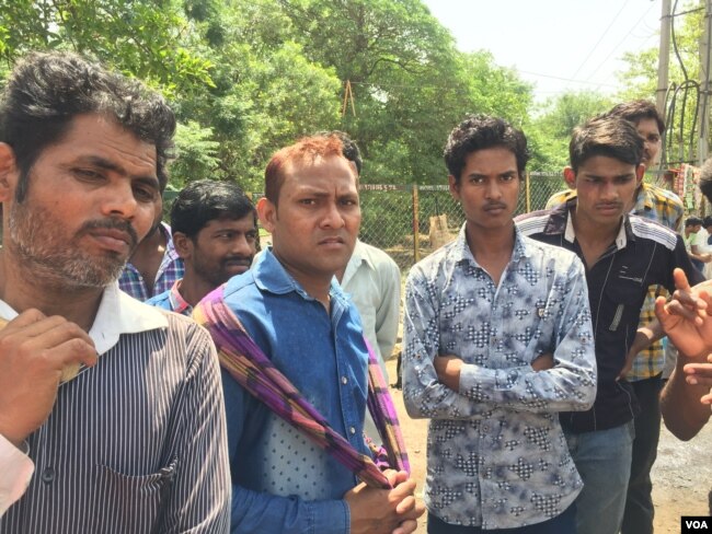 Despondent laborers wait for work at a busy junction in Gurugram near New Delhi. Demand for labor has dipped as work at many construction sites slows down. (A. Pasricha/VOA)