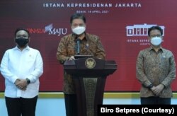 Menko Perekonomian Airlangga Hartarto usai Ratas di Istana Kepresidenan , Jakarta, Senin (19/4) mengatakan pemerintah perpanjang PPKM Mikro dua minggu ke depan. (Foto: Biro Setpres)