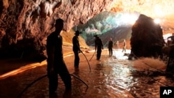 Đội cứu hộ Thái Lan làm nhiệm vụ trong hang.