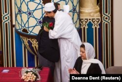 Rabbi Jeremy Schneider dan Imam Mahmoud Sulaiman berpelukan saat unjuk rasa lintas agama bertajuk "Love is Stronger than Hate" di Islamic Community Center di Phoenix, Arizona, AS (foto: dok/ ilustrasi).