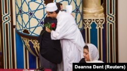 Rabbi Jeremy Schneider dan Imam Mahmoud Sulaiman berpelukan saat acara bertajuk "Love is Stronger than Hate" di Islamic Community Center di Phoenix, AS, 1 Juni 2015. Warga Muslim dan Yahudi di AS baru-baru ini melangsungkan acara buka puasa bersama. (Foto: REUTERS/Deanna Dent)