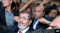 Mohamed Morsi i njegove pristalice proslavljaju pobedu u izbornom štabu u Kairu