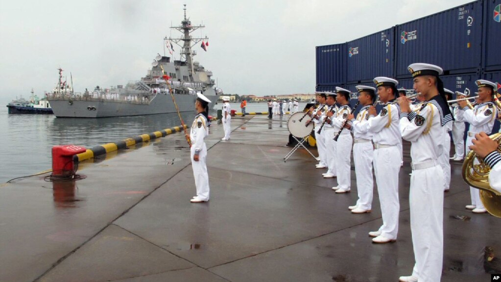资料照片：美国“本福德”号导弹驱逐舰抵达青岛港口，中国军乐队奏乐欢迎。（2016年8月8日）(photo:VOA)