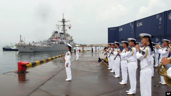 美国海军太平洋舰队的“阿利·伯克”级导弹驱逐舰“本福德”号(USS Benfold DDG-65)2016年8月8日访问中国北海舰队青岛军港。中国军乐队奏乐。