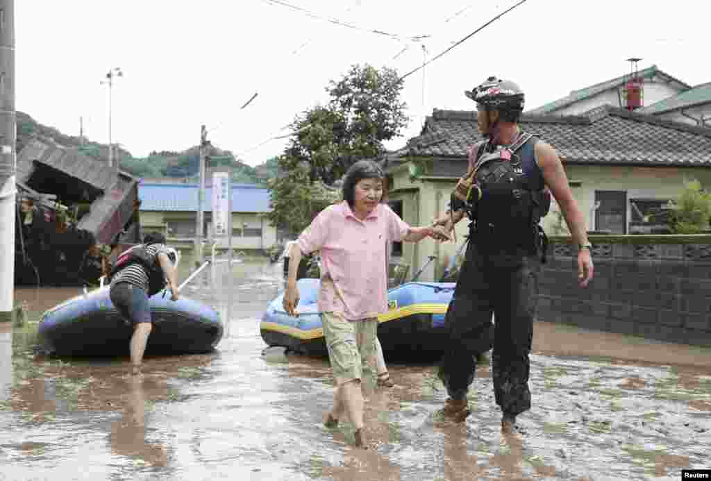 بحالی کے دیگر کاموں کے ساتھ ساتھ شہریوں کو بھی سیلاب سے متاثرہ علاقوں سے نکال کر محفوظ مقامات پر منتقل کیا جا رہا ہے۔