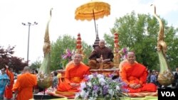 ພິທີແຫ່ພຣະພຸດທະຮູບ ສະຫລອງບຸນປີໃໝ່ ພ.ສ 2559 ທີ່ວັດລາວພຸດທະວົງ ລັດເວີຈີເນຍ.