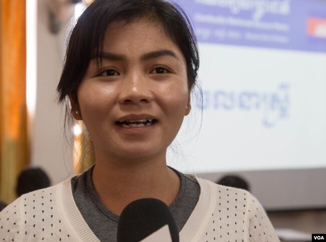 រូបឯកសារ៖ កញ្ញា ​ស៊ិន ចាន់ពៅ​រ៉ូហ្ស៊េត នៅ​ពេល​ដែល​កញ្ញា​នៅជាចៅសង្កាត់រង​ទី​ពីរ​នៃ​សង្កាត់អូចារ​នៃ​គណបក្ស​សង្រ្គោះជាតិ​ ខេត្តបាត់ដំបង​ ក្នុងពេល​ផ្ដល់បទសម្ភាសន៍​ជាមួយ ​VOA ​ពេល​ចូលរួមរួម​សិក្ខាសាលា​ចលនា​ស្រ្តី​នៅ​ទី​ស្នាក់ការ​បក្ស​សង្រ្គោះជាតិ​ នារាជធានី​ភ្នំពេញ នៅថ្ងៃ​ពុធ ទី​១០ ខែ​សីហា ឆ្នាំ​២០១៦។ (VOA)