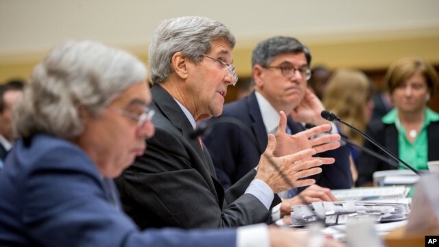 El secretario de Estado, John Kerry, y el de Energía, Ernest Moniz (primer plano) testifican nuevamente este miércoles ante el Congreso.