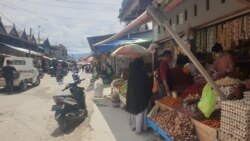 Pasar tradisional Masomba di Kota Palu tampak lengang, Selasa, 24 Maret 2020. Para pedagang mengakui pendapatan mereka turun hingga 70 persen karena pembeli berkurang. (Foto: Yoanes Litha/VOA)