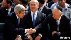 중동을 방문 중인 존 케리 미국 국무장관이 8일 시몬 페레스 이스라엘 대통령(오른쪽)과 악수하고 있다. 두 정상 가운데 베냐민 네타냐후 총리가 앉아있다. 