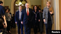 Le chef de la majorité du Sénat américain, Mitch McConnell a ouvert des négociations avec les democrates après les votes négatifs sur de nouvelles mesures à Capitol Hill à Washington. 24 janvier 2019. REUTERS / Leah Millis 