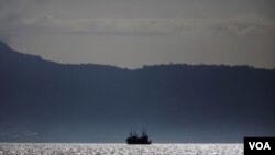 塞拉利昂弗里敦附近水域下錨停泊的一艘中國漁船(2012年11月資料照片)