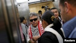 Jesus Santrich, el ex comandante de la fuerza marxista alternativa revolucionaria de Colombia (FARC), Jesús Santrich, se sube a un ascensor en el congreso en Bogotá, Colombia, el 12 de junio de 2019.