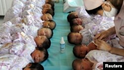 Trẻ sơ sinh được tiêm vắc-xin tại một bệnh viện ở Aksu, Tân Cương.