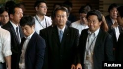 日本首相安倍晉三星期三下午正式宣佈他的第二屆內閣成員後。新防衛大臣兼安全保障法制大臣江渡聰德(中)9月3日離開安倍官邸。