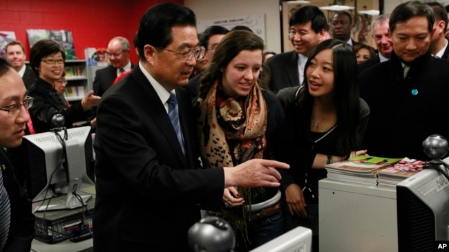2011年1月21日中国国家主席胡锦涛于访问芝加哥沃尔特佩顿学院预科中学孔子学院