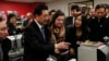 中国前国家主席胡锦涛2011年1月21日参观芝加哥沃尔特佩顿学院预科高中的孔子学院。