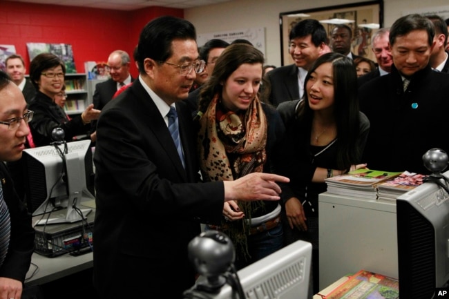 2011年1月21日，中國國家主席胡錦濤訪問芝加哥沃爾特佩頓學院預備中學的孔子學院。