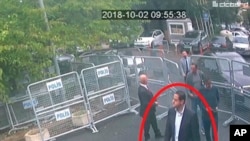 Una imagen de una cámara de vigilancia el 2 de octubre de 2018, publicada el 18 de octubre de 2018, por el diario turco Sabah, muestra un hombre identificado por autoridades turcas como Maher Abdulaziz Mutreb, camina hacia el consulado saudí en Estambul antes de la desaparición del periodista saudí Jamal Kashoggi.
