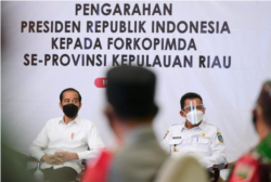 Presiden Jokowi mengimbau Pemda Riau untuk meningkatkan penanganan pandemi di wilayahnya. (Foto: Courtesy/Biro Pers)