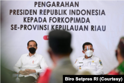 Presiden Jokowi mengimbau Pemda Riau untuk meningkatkan penanganan pandemi di wilayahnya. (Foto: Courtesy/Biro Pers)
