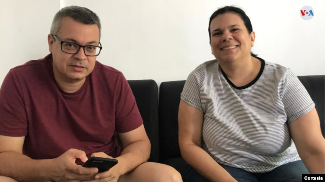 Leonardo y María Hernández se sienten frustrados al no poder encender la planta generadora, que les costó 850 dólares, por falta de gasolina. [Cortesía]