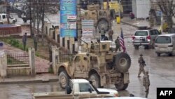 Pasukan AS berkumpul di lokasi serangan bunuh diri di kota Manbij di Suriah utara, 16 Januari 2019. (Foto: Videograb).