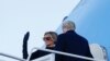 Donald Trump e Melania Trump acenam ao embarcarem no avião presidencial a caminho da Flórida no final da presidência Trump