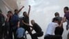 Kurdên li Amedê ku destdanîna ser bajarvanîyên xwe protesto dikin (Arşîv)