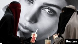 Deux jeunes femmes en niqab dans un centre commercial près de Copenhague, au Danemark, le 19 juillet 2018.