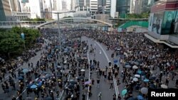 5일 중국 홍콩의 애드미럴티 도로에 '범죄인 인도 조례' 개정 철폐를 요구하는 시위대들이 모여 있다.