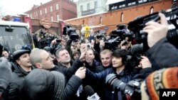 Участники акции протеста сжигают самодельное чучело Владимира Путина. Москва, площадь Революции. 26 февраля 2012 г.