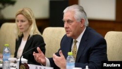 Sekretè Deta Ameriken an Rex Tillerson agoch pandan li tap pale nan yon meeting bilateral nan peyi Lachin.