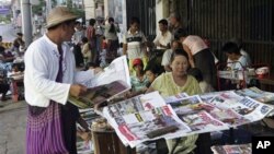 ရန်ကုန်မြို့တွင် စာနယ်ဇင်းများ ရောင်းချနေသည့် မြင်ကွင်းတခု။ ဇွန် ၁၀၊ ၂၀၁၂