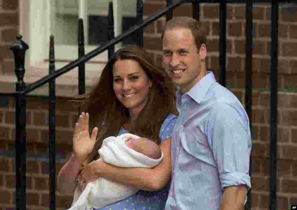 Pangeran William dan Kate, Duchess of Cambridge menggendong Prince of Cambridge (23/7) yang lahir sehari sebelumnya di Rumah Sakit St. Mary&#39;s di London. (AP/Matt Dunham)