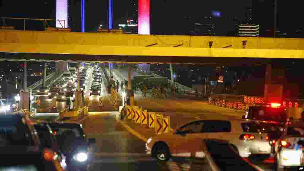 Des soldats loyalistes turcs bloquent l&rsquo;emblématique pont du Bosphore à Istanbul, 15 juillet 2016. &nbsp;