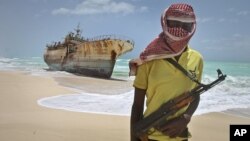 지난 2012년 소말리아 해적이 피랍한 타이완 고기잡이 어선 앞에 서 있다. (자료사진)