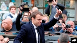 El candidato centrista Emmanuel Macron, saluda después de votar en la primera vuelta de las elecciones presidenciales francesas, en Le Touquet, en el norte de Francia, el domingo 23 de abril de 2017.