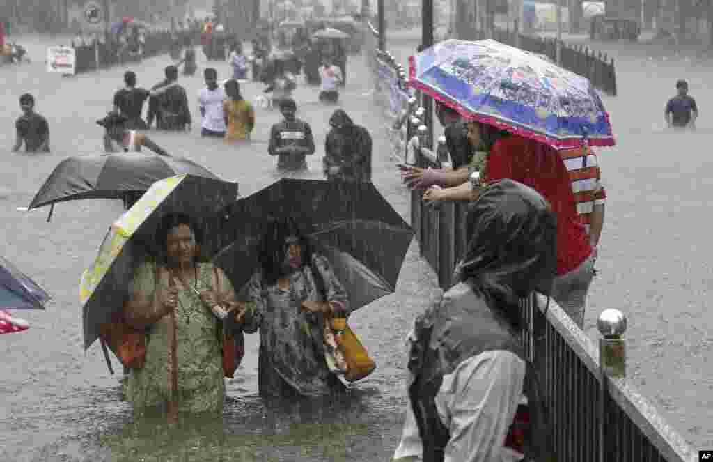 폭우가 강타한 인도 뭄바이에서 시민들이 침수된 도로 위로 걷고 있다.