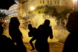 ဝါရှင်တန်မှာ ဆန္ဒပြသူတွေကို ရဲတပ်ဖွဲ့က မျက်ရည်ယိုဗုံးနဲ့ ပစ်ခတ် ဖြိုခွဲနေတဲ့မြင်ကွင်း။ (မေ ၃၀၊ ၂၀၂၀)